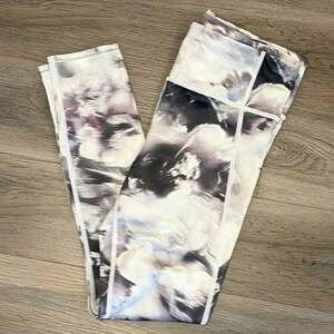 Athleta Run Free Winter Garden 7/8 Tights Leggings